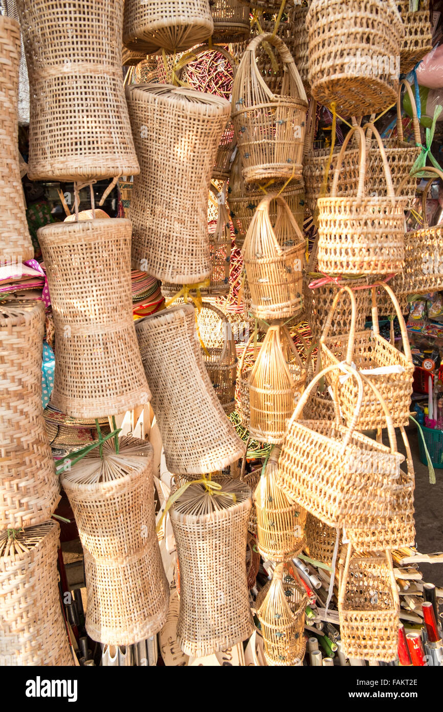 Golden, rock, Myanmar, Burma, gold, Kyaitiyo, buddhistische, Rattan Körbe zum Verkauf im Shop im Kyaitiyo Markt. Stockfoto
