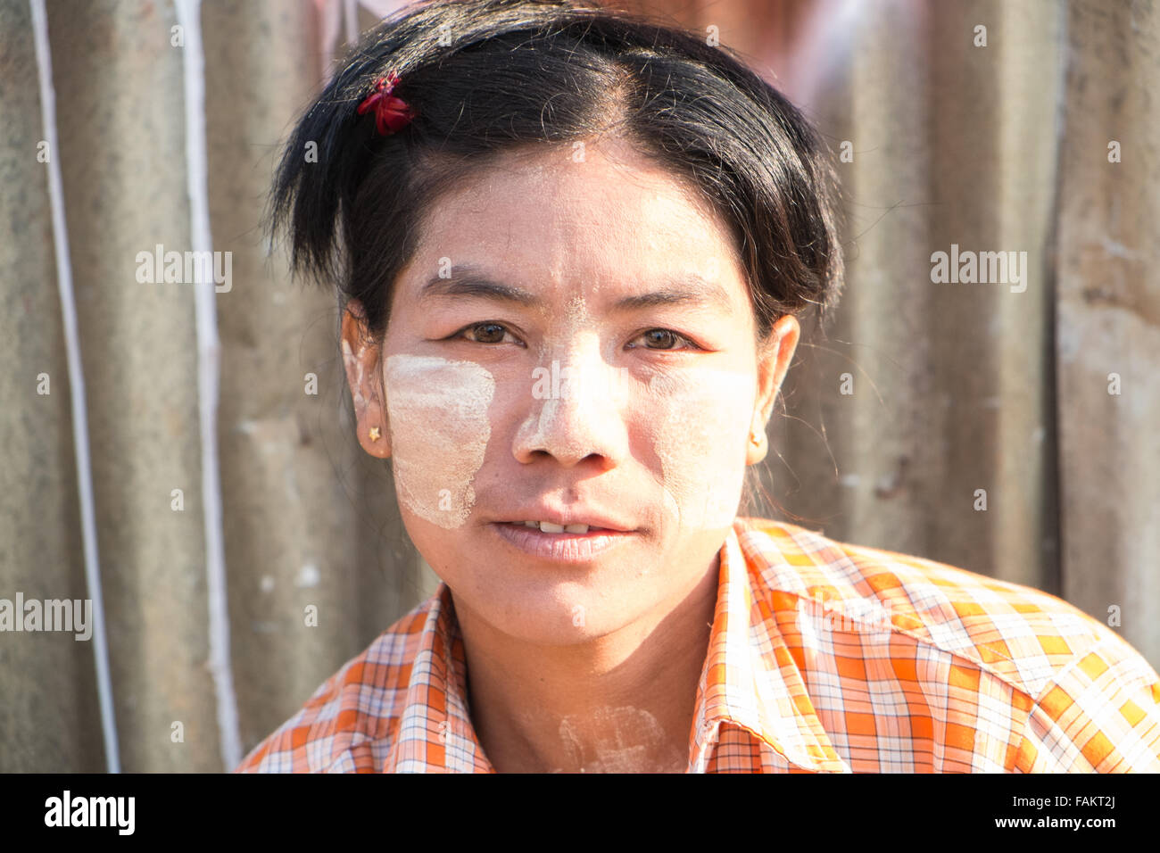 Golden, rock, Myanmar, Burma, gold, Kyaitiyo, buddhistische, Thanaka Verkäufer am Markttag Markt im Zentrum von Kyaitiyo Stadt, Myanmar, Burma. Stockfoto