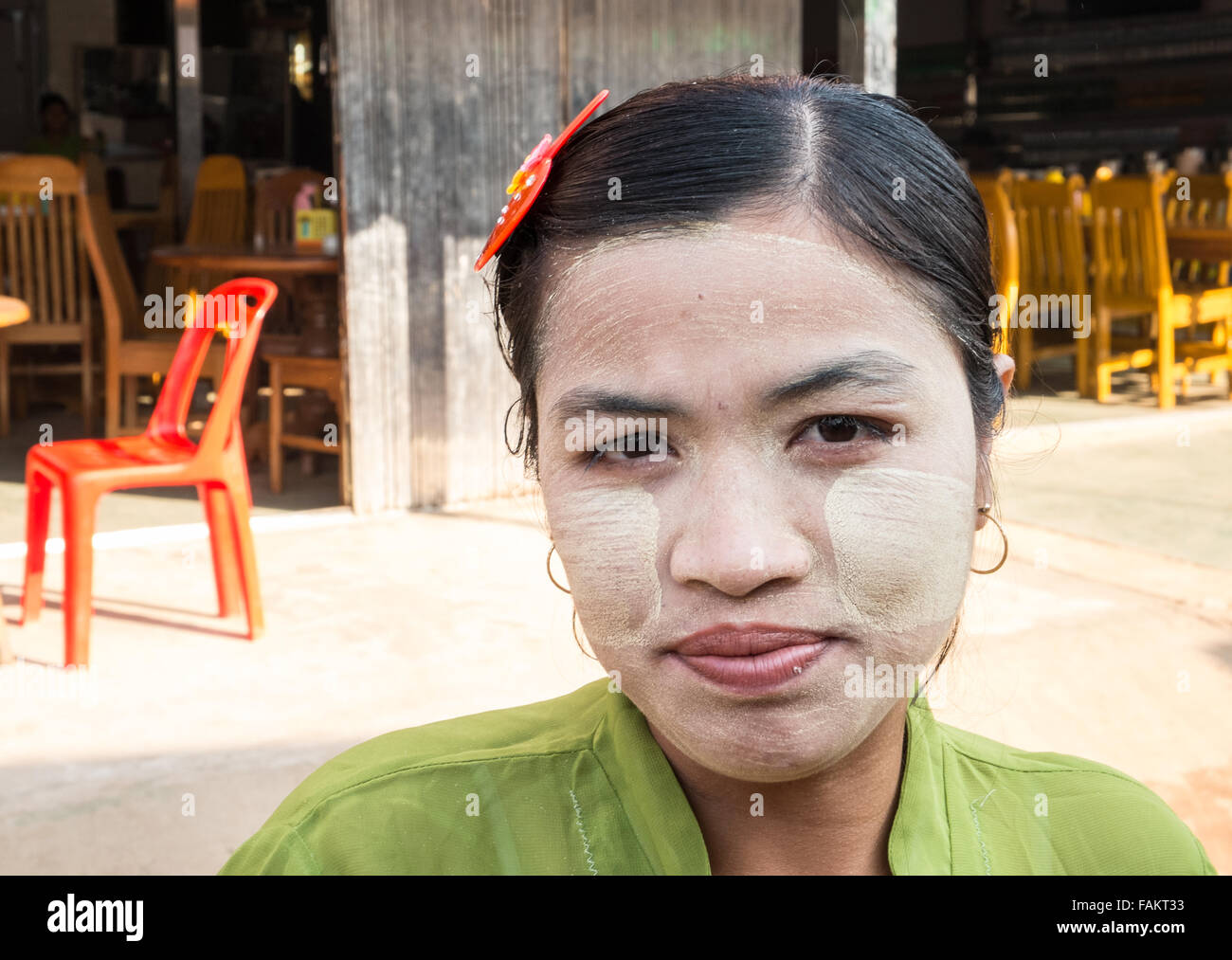 Golden, rock, Myanmar, Burma, gold, Kyaitiyo, buddhistische, einheimische Frau mit Thanaka Kosmetik Gesichtscreme auf Kyaitiyo Markt. Stockfoto