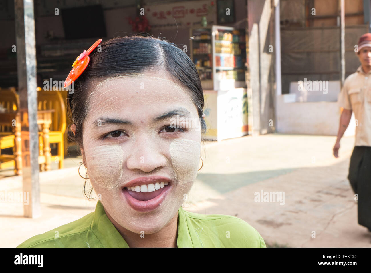 Golden, rock, Myanmar, Burma, gold, Kyaitiyo, buddhistische, einheimische Frau mit Thanaka Kosmetik Gesichtscreme auf Kyaitiyo Markt. Stockfoto