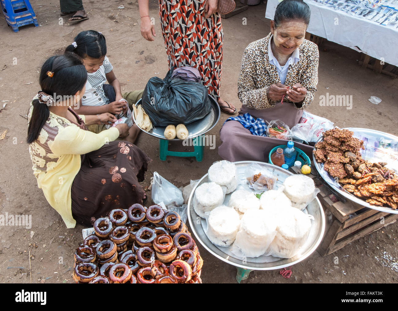 Golden,Rock,Myanmar,Burma,Gold,Kyaitiyo.at Kyaitiyo Händler verkaufen Obst und Doghnuts, Donuts für Passagiere der lokalen Taxi Transporter. Stockfoto