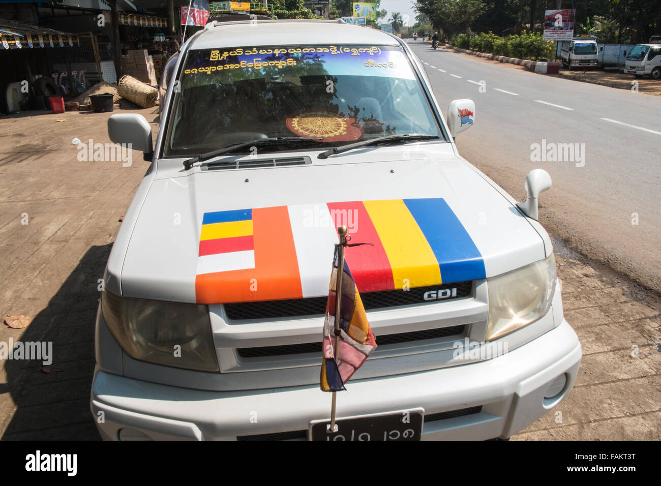 Golden,Rock,Myanmar,Burma,Gold,Kyaitiyo,Buddhist.Buddhist Flaggendesign auf Auto. Stockfoto