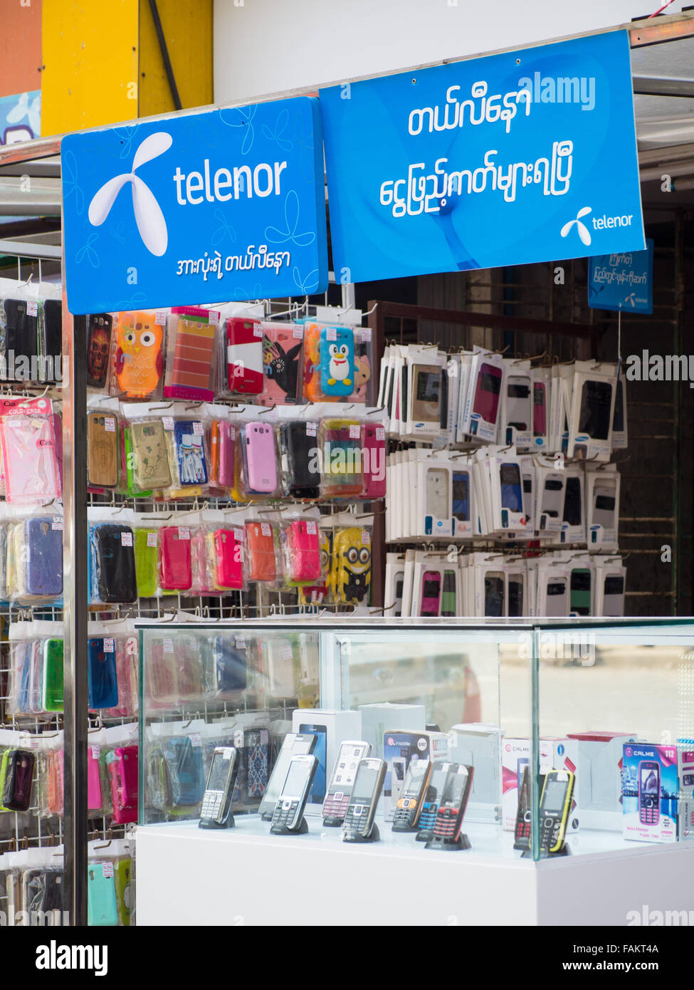 Handy-Shop mit einem Schild für den norwegischen Telekom-Konzern Telenor Bagaya Street in Yangon, Myanmar. Stockfoto