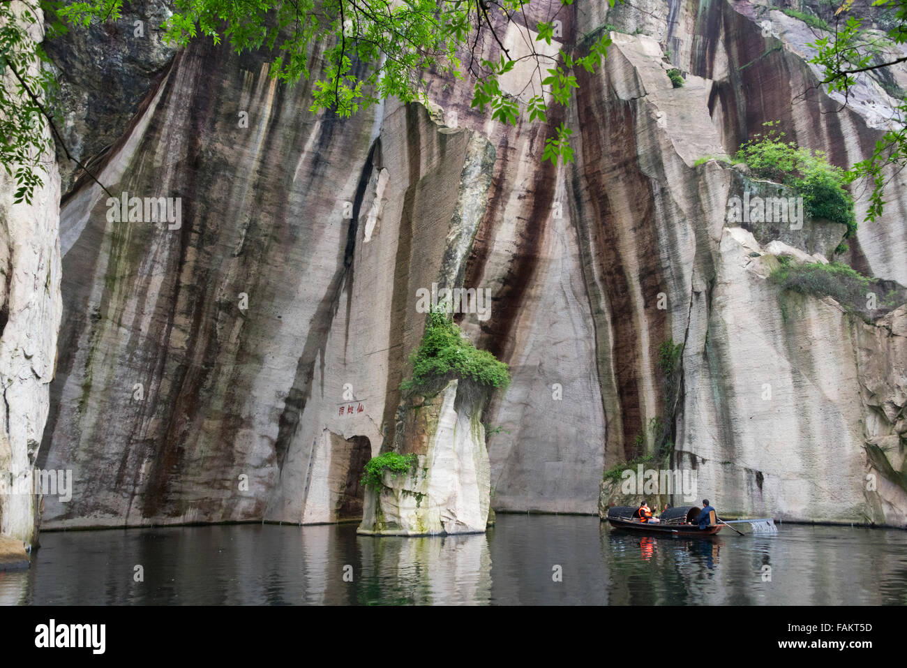 Touristen auf Wupeng Boot beobachten Felsvorsprung auf Ost-See, Shaoxing, Zhejiang Province, China Stockfoto