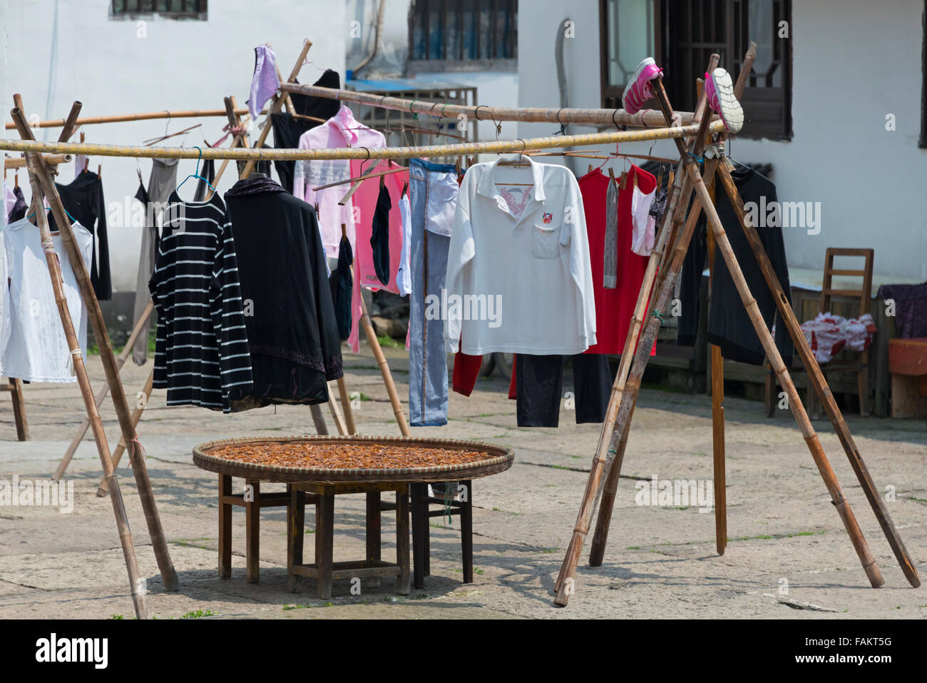 Wäscheleine mit Körben trocknen Bambussprossen in der antiken Stadt, Shaoxing, Provinz Zhejiang, China Stockfoto