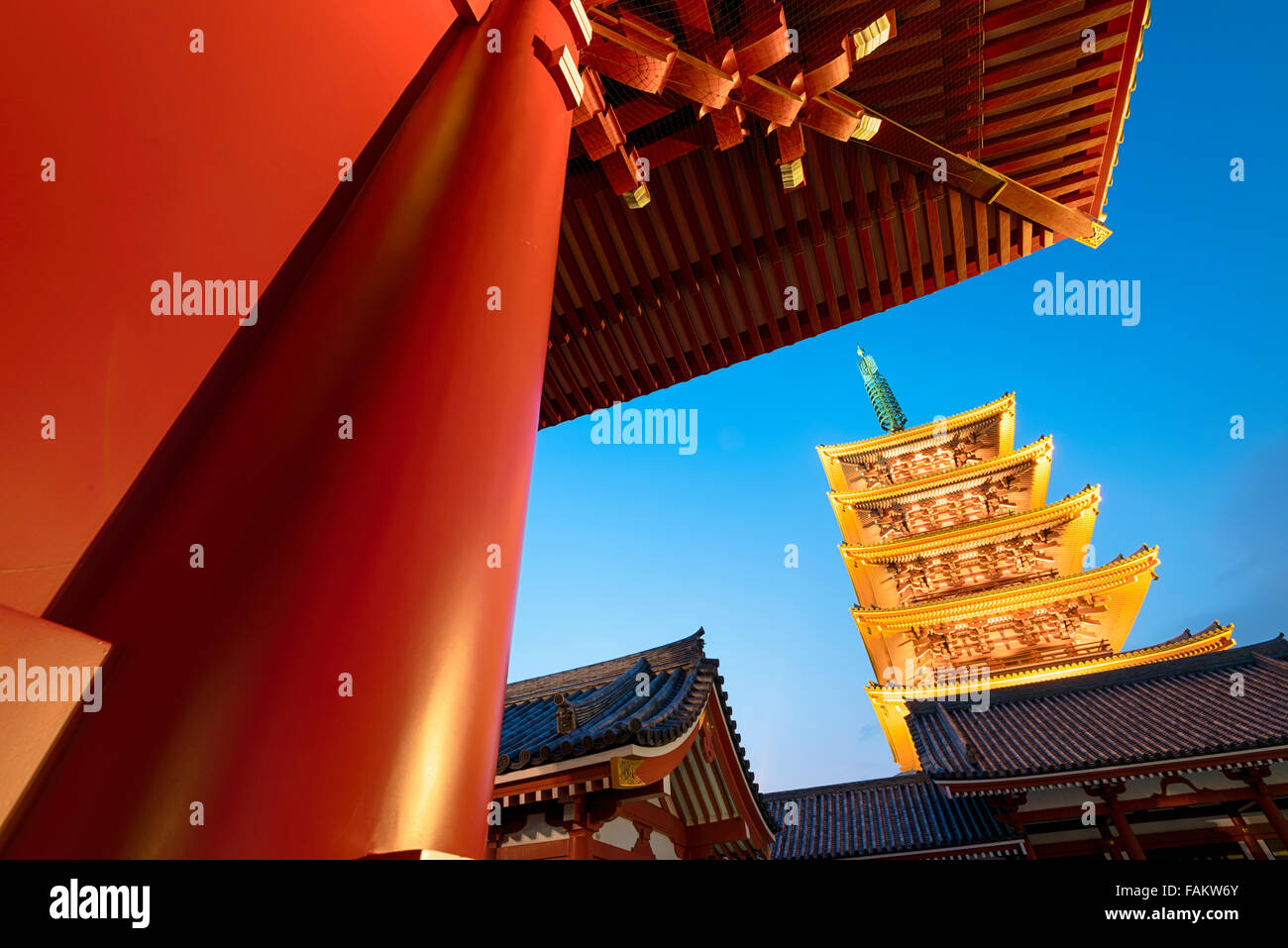 Tokyo, Japan - 16. Dezember 2015: Die fünfgeschossige Pagode der Senso-Ji Tempel in Asakusa, Tokio. Stockfoto