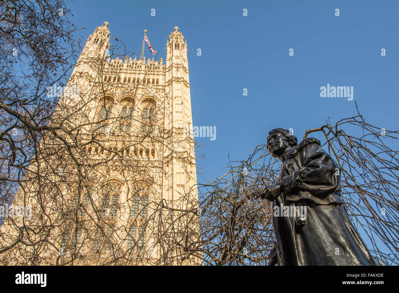 Statue von Emmeline Pankhurst vor den Houses of Parliament in Westminster, London, England, Großbritannien Stockfoto