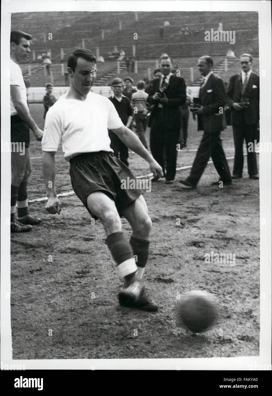 1952 - Jimmy Greaves nimmt Pop-Schüsse auf das Tor-während des Wartens auf das Match an diesem Nachmittag zu starten. © Keystone Bilder USA/ZUMAPRESS.com/Alamy Live-Nachrichten Stockfoto