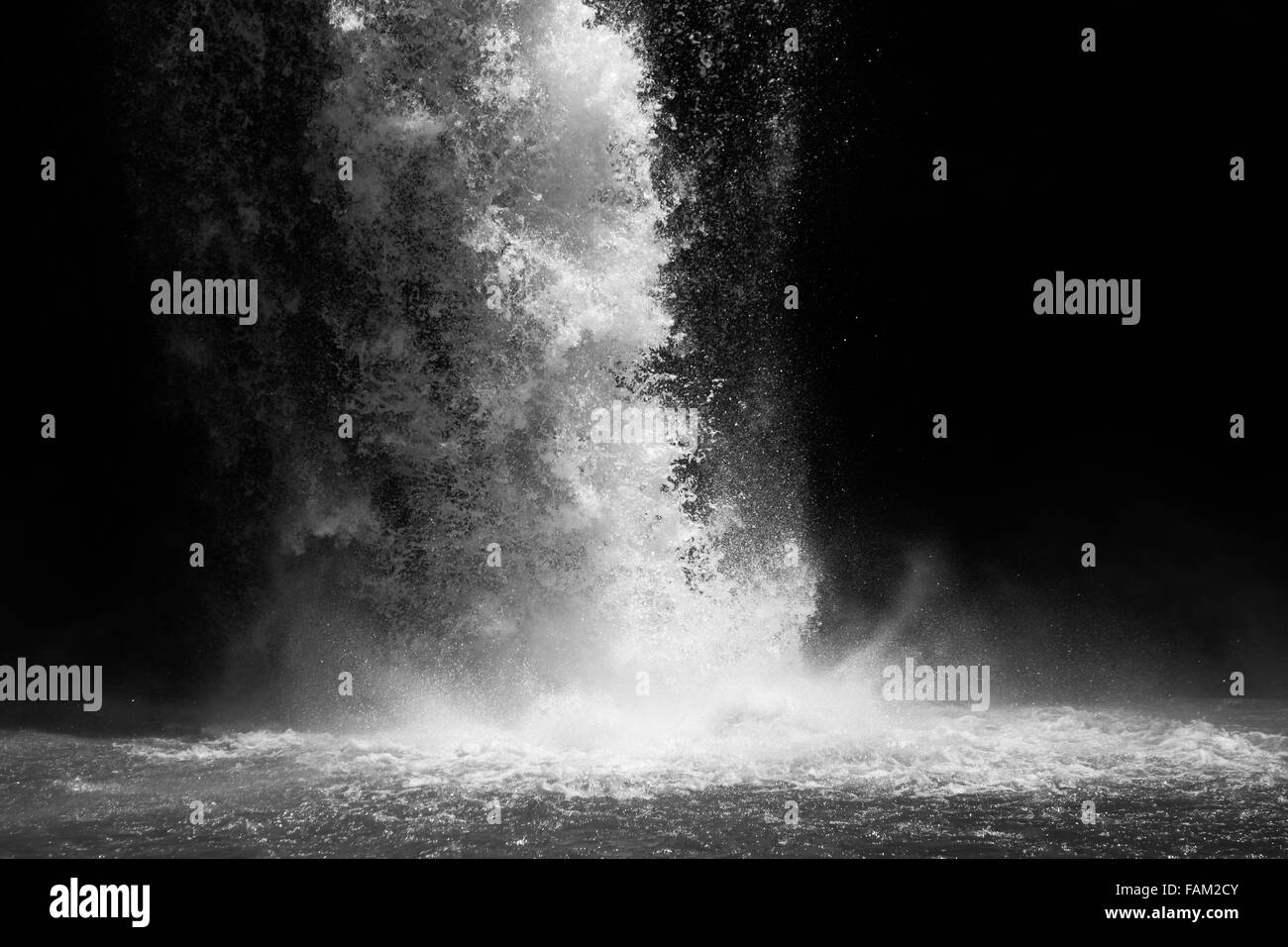 Wasser spritzt auf den Boden unter den Wasserfall in schwarz / weiß Stockfoto