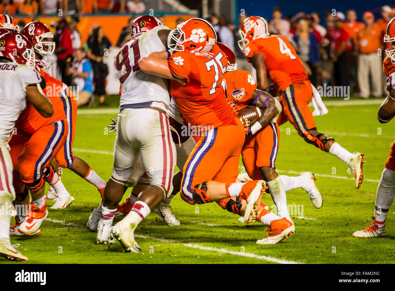 Miami, Florida, USA. 31. Dezember 2015. Clemson Tigers beleidigender Störungssucher Mitch Hyatt (75) schwarze alte Oklahoma Sooners defensive end Charles Tapper (91) während die 2015 Capital One Orange Bowl zwischen Oklahoma. und Clemson auf Donnerstag, 31. Dezember 2015 im Sun Life Stadium in Miami Gardens, Florida Credit: David Bräutigam/Cal Sport Media/Alamy Live-Nachrichten Stockfoto