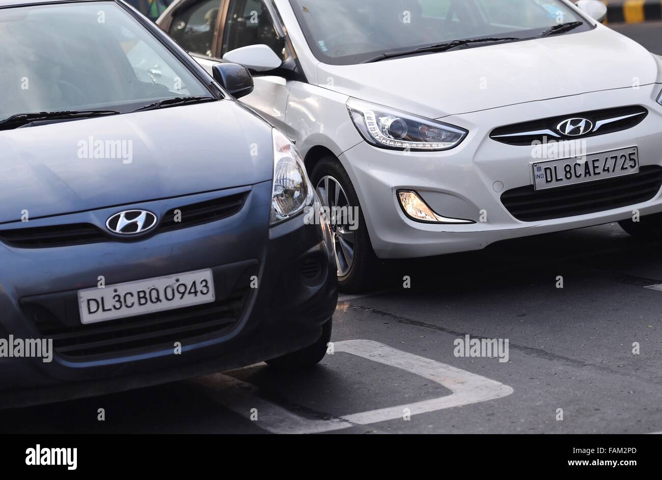 Neu-Delhi, Indien. 1. Januar 2016. Ungeraden Autos warten auf grünes Licht an einer Kreuzung in der Innenstadt von New Delhi, Indien, 1. Januar 2016. Die Regierung der indischen Hauptstadt Neu-Delhi rollte Freitag seine ehrgeizigen "ungerade" Plan von Personenkraftwagen in der indischen Hauptstadt, alarmierende Ausmaße der Umweltverschmutzung Einhalt zu Gebieten. Bildnachweis: Bi Xiaoyang/Xinhua/Alamy Live-Nachrichten Stockfoto