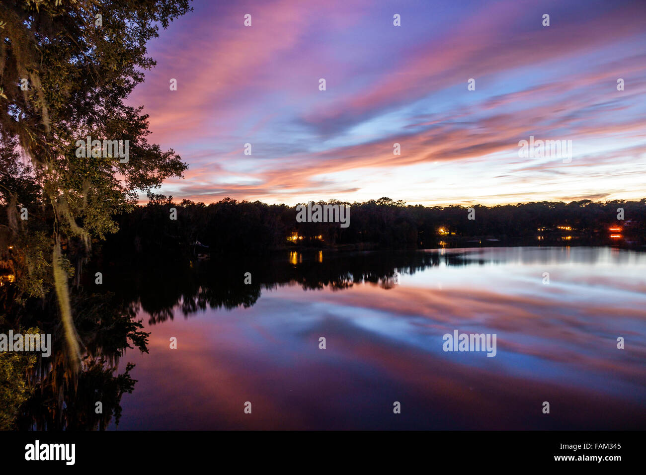 Gainesville Florida, Bivens Arm, See, Wasser, Natur, natürliche Landschaft, spanisches Moos, Sonnenuntergang, Dämmerung, Wolken, Himmel, Reflexion, Besucher reisen Reisetourist Stockfoto