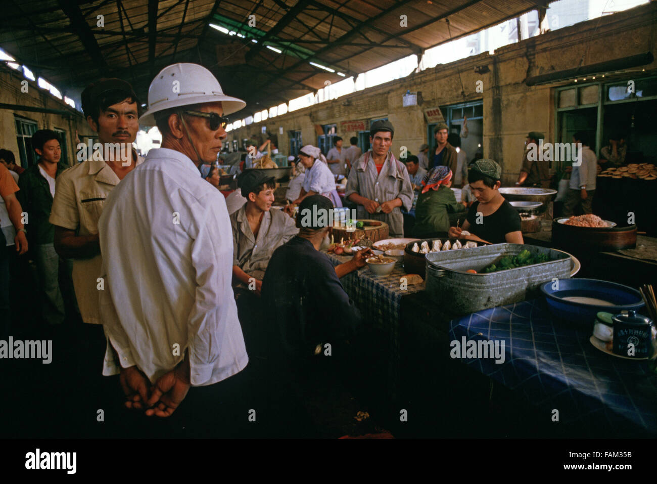 Markt-Inspektor in Uyghurs Urumqi Markt, Provinz Xinjiang, China Stockfoto