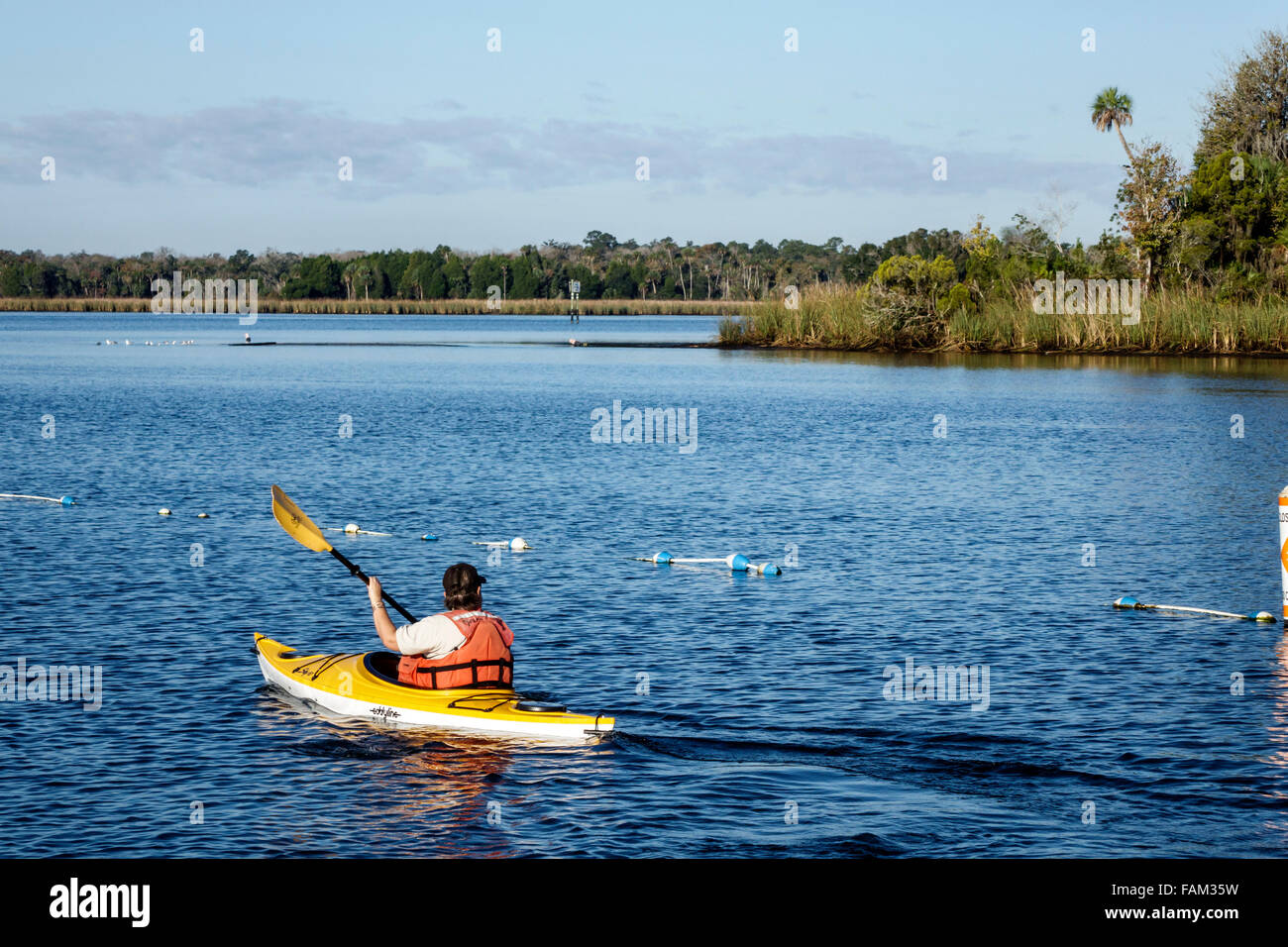 Florida Crystal River Water, Kings Bay Water, Crystal River Water National Wildlife Refuge, Wasser, natürliche Landschaft, Kajak, Kajak, Erwachsene Erwachsene Männer männlich Stockfoto
