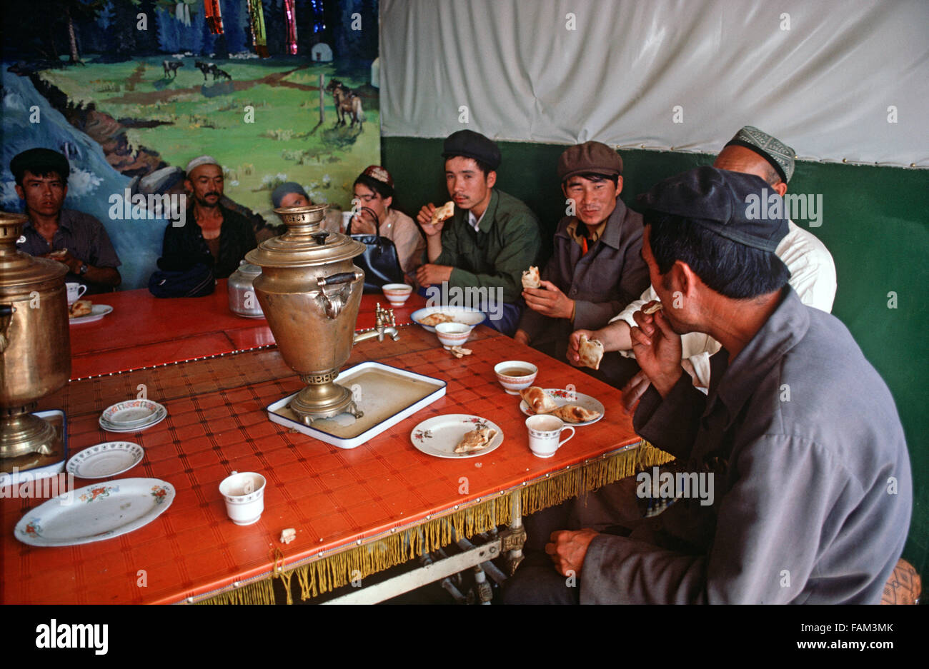 Uyghur Männer in Urumqi Teestube, Provinz Xinjiang Autonomous Region, China Stockfoto