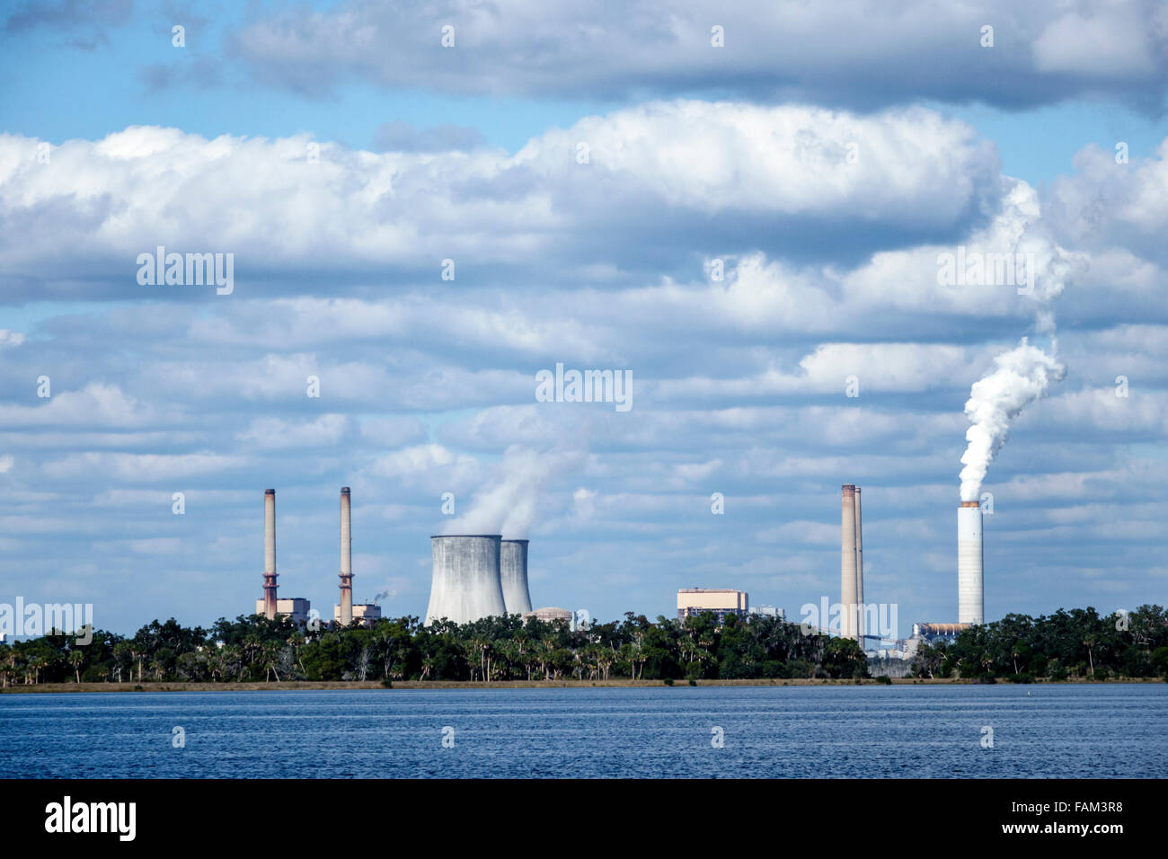 Florida, Crystal River, Fort Island, Duke Energy Kernkraftwerk Crystal River, geschlossen, Kühltürme, stillgelegt, nur mit Kohlefeuer betrieben, Wasser, FL15 Stockfoto