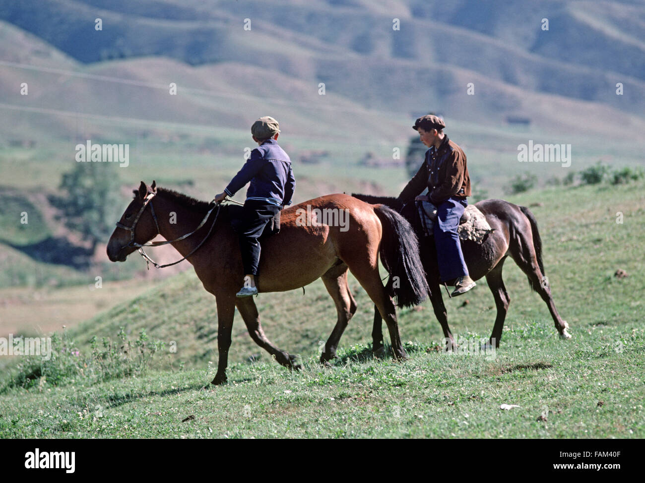 jungen kasachischen Reiter in Hügeln nördlich von Urumqi, Xianjiang Provinz, autonome Region, China Stockfoto