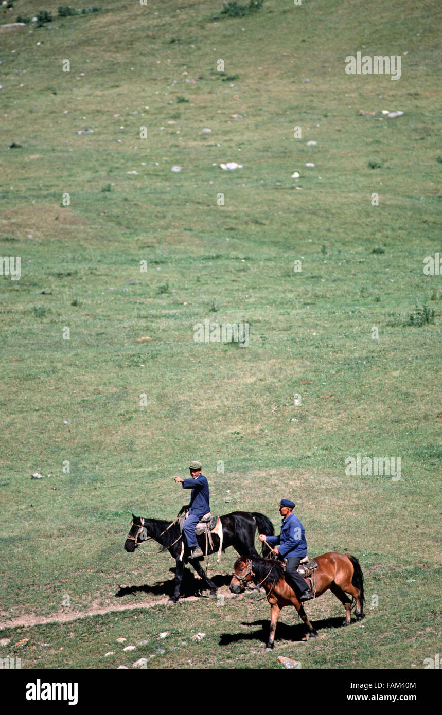 Kasachische Reiter in Hügeln nördlich von Urumqi, Xianjiang Provinz, China Stockfoto