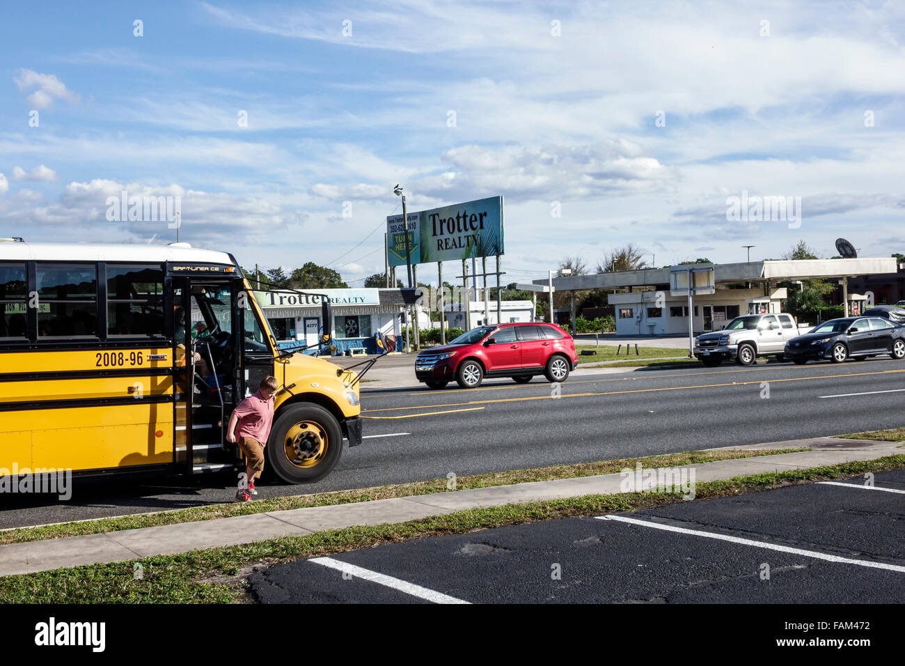 Florida Homosassa Springs, US Highway Route 98, gelber Schulbus, angehalten, Junge, Studenten, Schüler, Aussteigen, Verkehr angehalten, Highwa Stockfoto