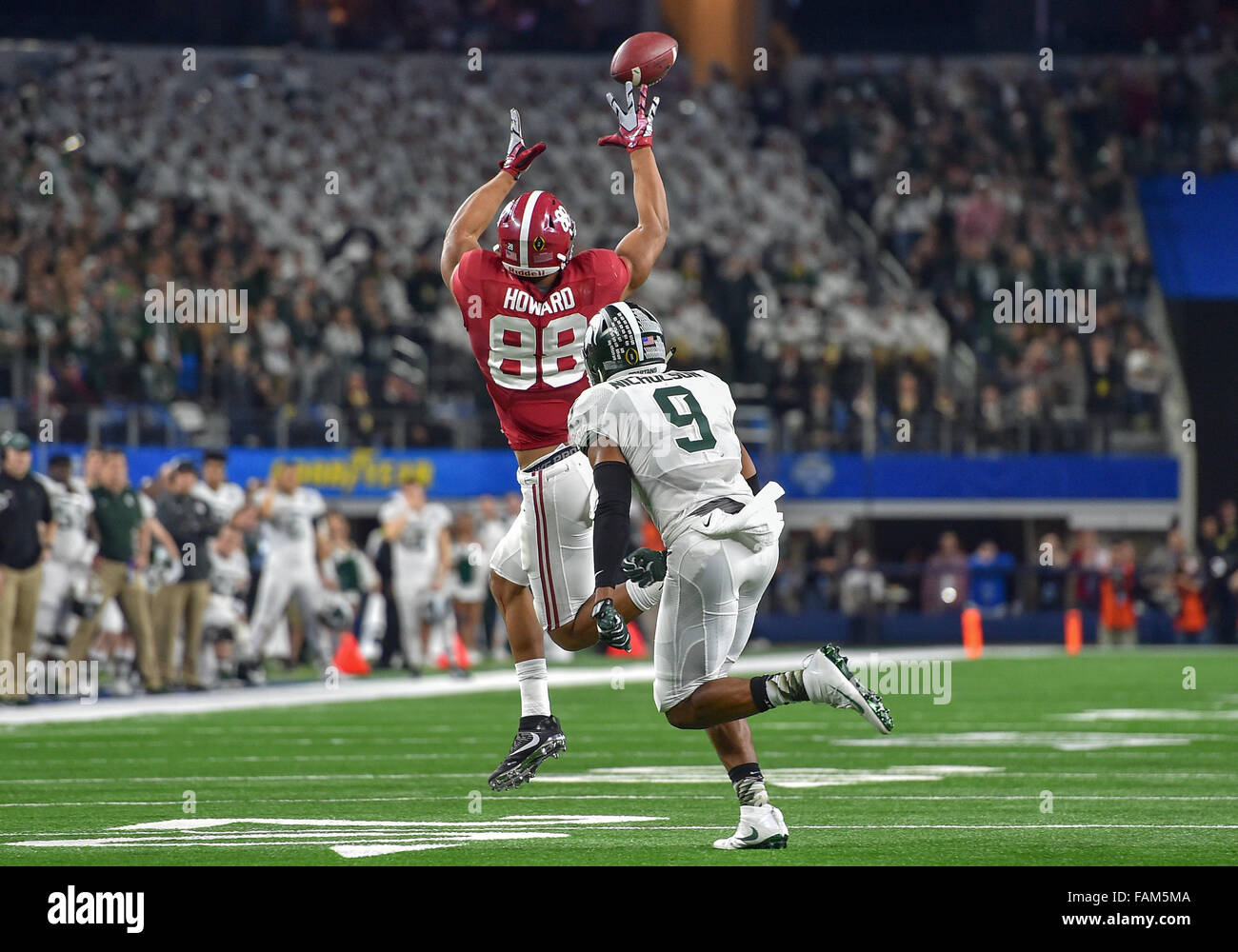 Arlington, Texas. 31. Dezember 2015. Alabama Crimson Tide-Tight-End O.J. Howard (88) macht einen großen Fang für ein First Down als Michigan State Spartans Sicherheit, die Montae Nicholson (9) während die 2015 Goodyear Cotton Bowl verteidigt Spiel zwischen der Michigan State Spartans und Alabama Crimson Tide im AT&T Stadium in Arlington Texas.Alabama gewinnt 38-0. Bildnachweis: Manny Flores/Cal Sport Media/Alamy Live-Nachrichten Stockfoto