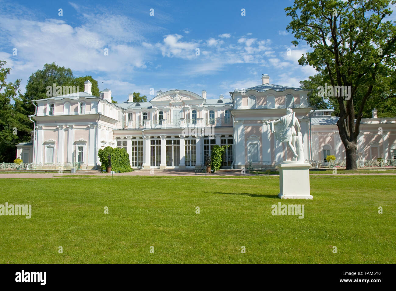 Oranienbaum, Russland - 8. Juli 2012: Chinesische Palast in Villa Oranienbaum in der Stadt Lomonossow in Umgebung von St. Petersburg, Stockfoto