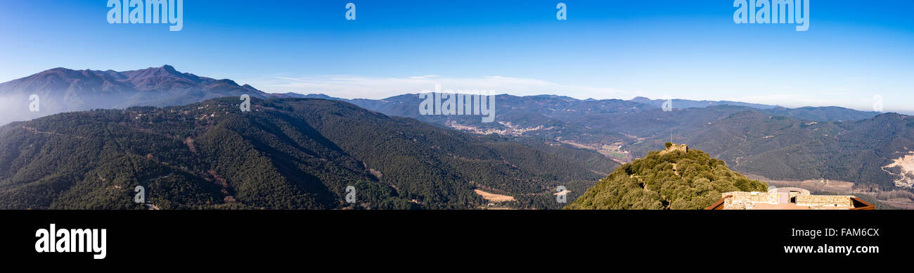 Ein Panorama-Bild von Bergen und Hügeln, die das Castell de Montsoriu entnommen. Stockfoto