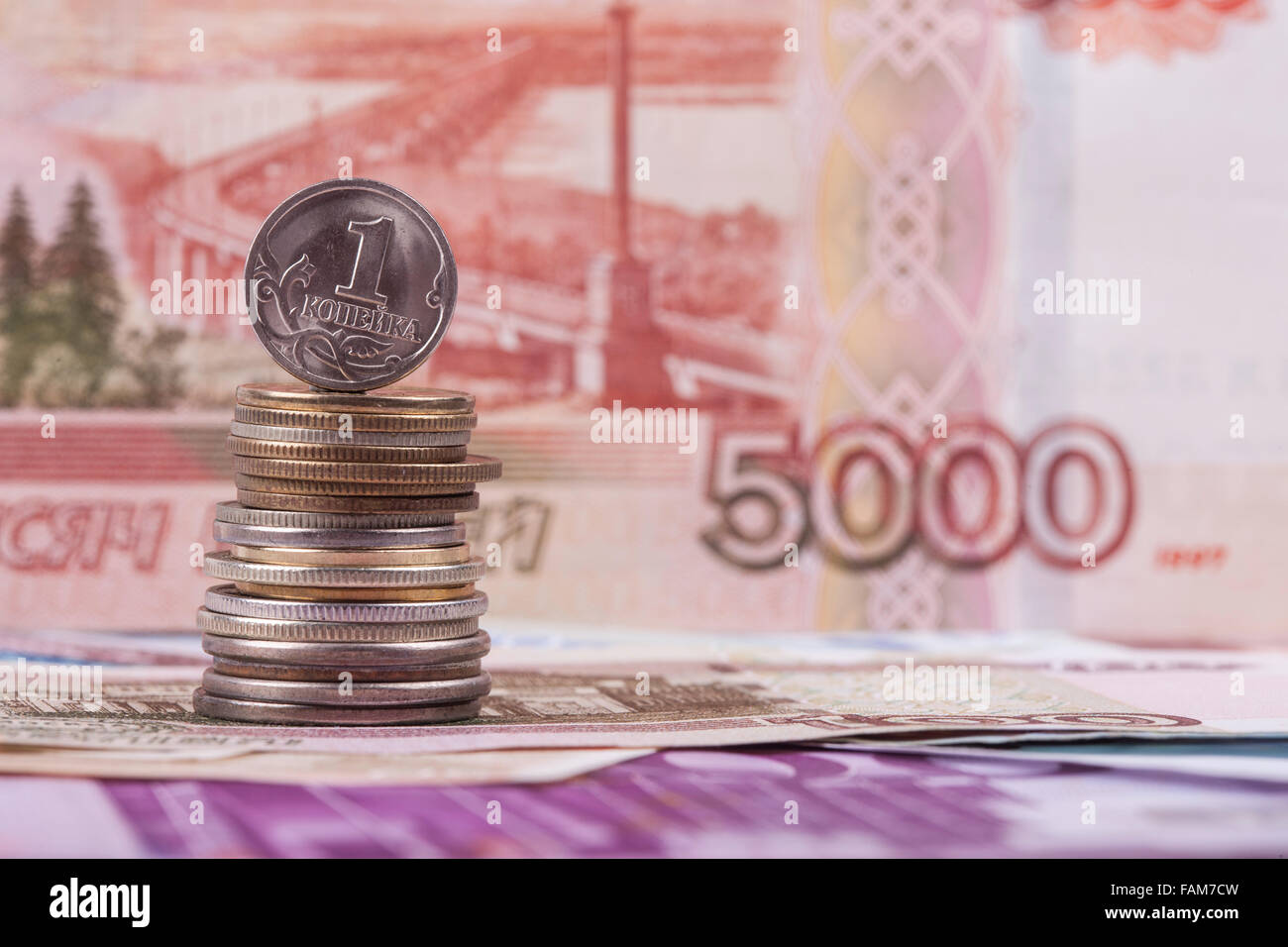 Russische Münze Münze auf dem Hintergrund der Rubel-banknote Stockfoto