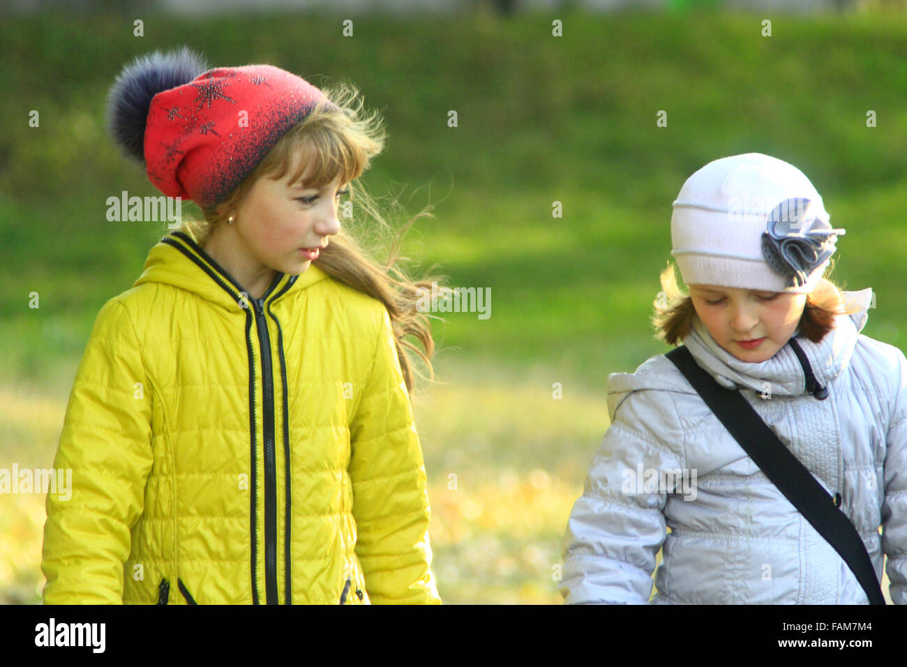 zwei Mädchen reden miteinander außerhalb Stockfoto