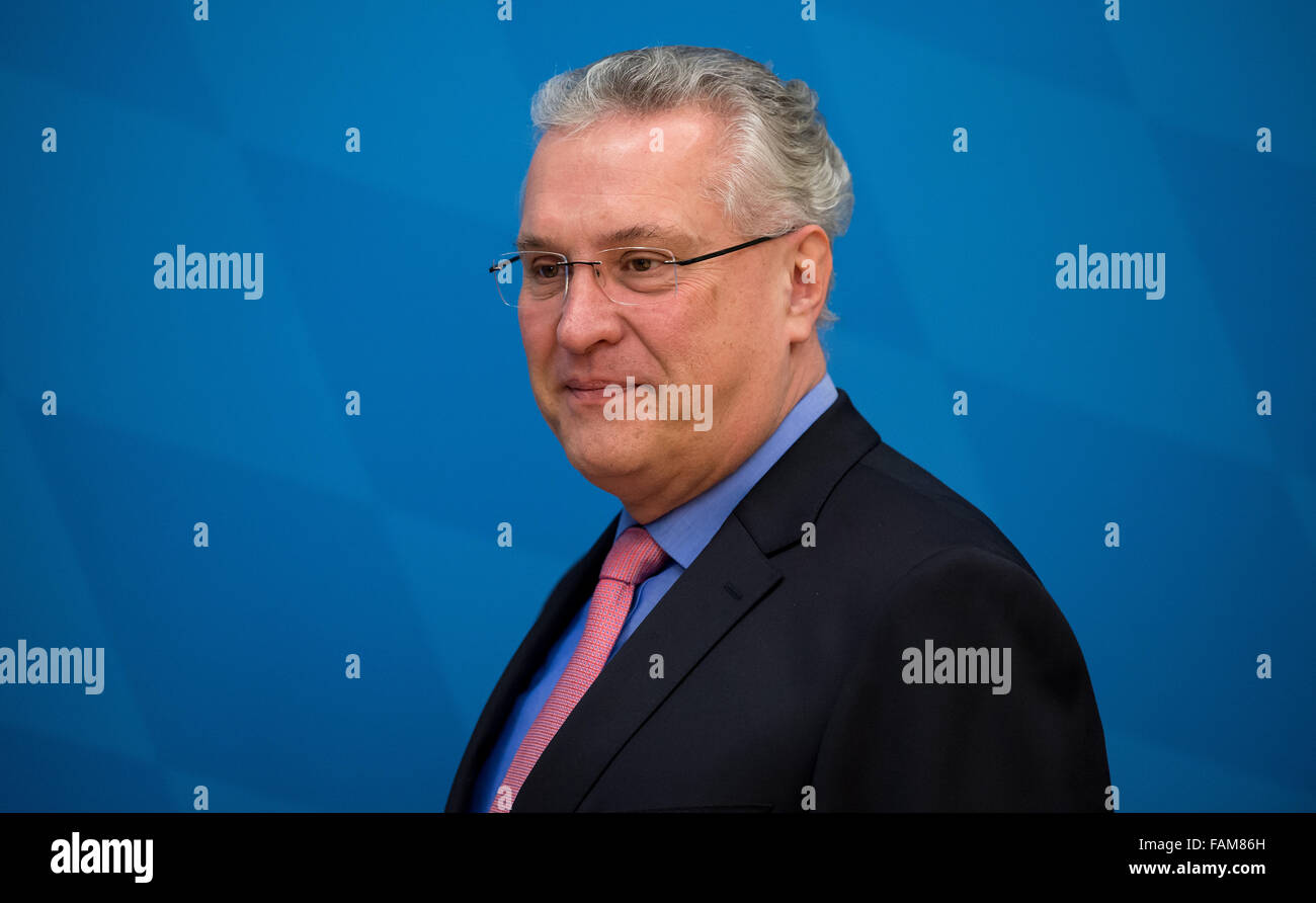 München, Deutschland. 1. Januar 2016. Joachim Herrmann, Innenminister des deutschen Staates Bayern, kommt zu einer Pressekonferenz in München, 1. Januar 2016. Nach Hermann gibt es derzeit keine unmittelbare Gefahr terroristischer Anschläge nach Terrorwarnstufe in München am Vorabend des neuen Jahres. Foto: SVEN HOPPE/Dpa/Alamy Live News Stockfoto