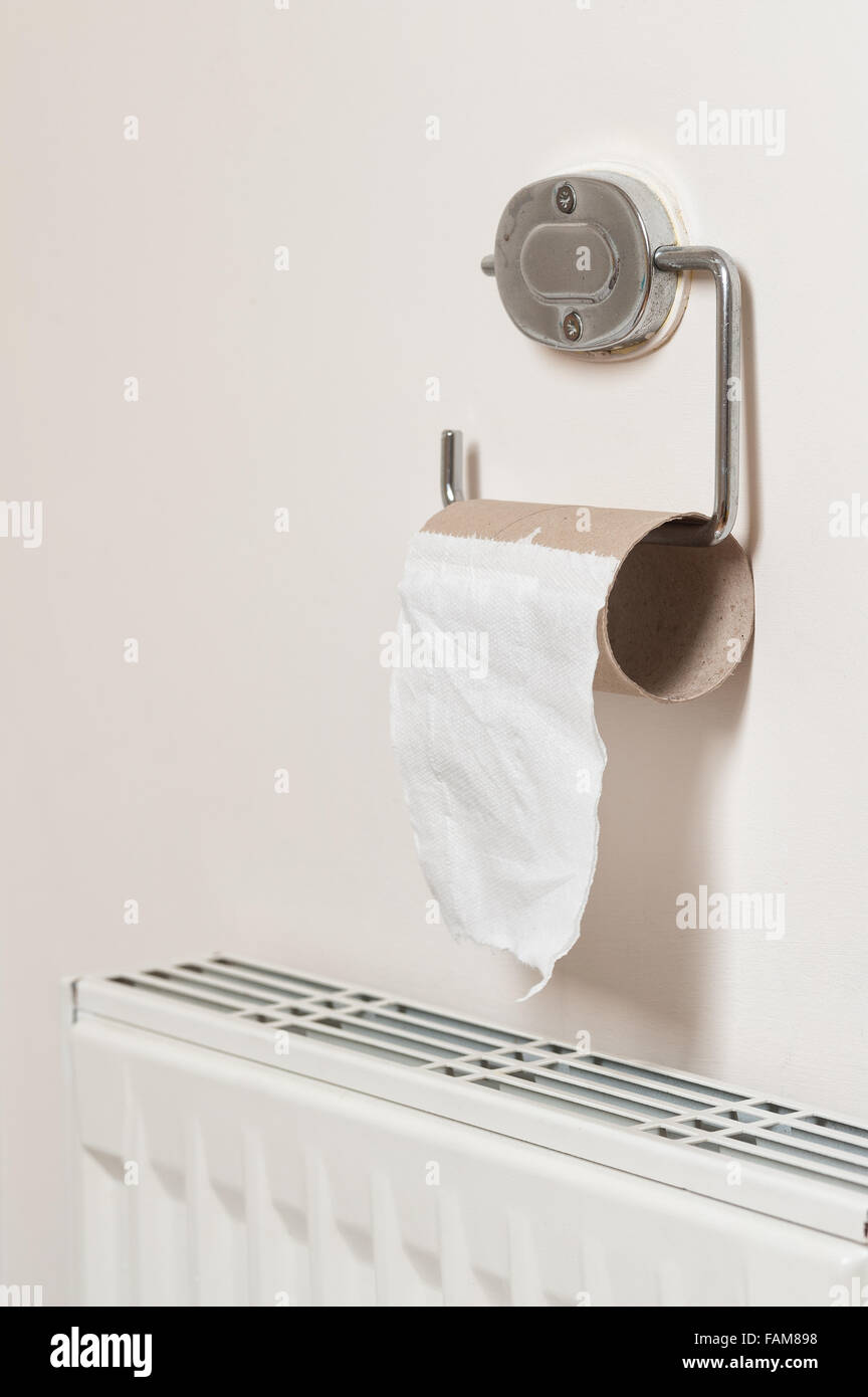WC-Papierrolle auf Halter Spender auf Pastell gemalt Badezimmerwand mit letzten Papiertaschentuch Ärger zurückgelassen Stockfoto