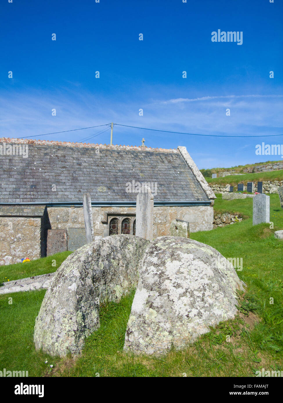 St Levan ist gespalten, Rock, St Levan Kirchhof, St Levan, Cornwall, England, UK Stockfoto