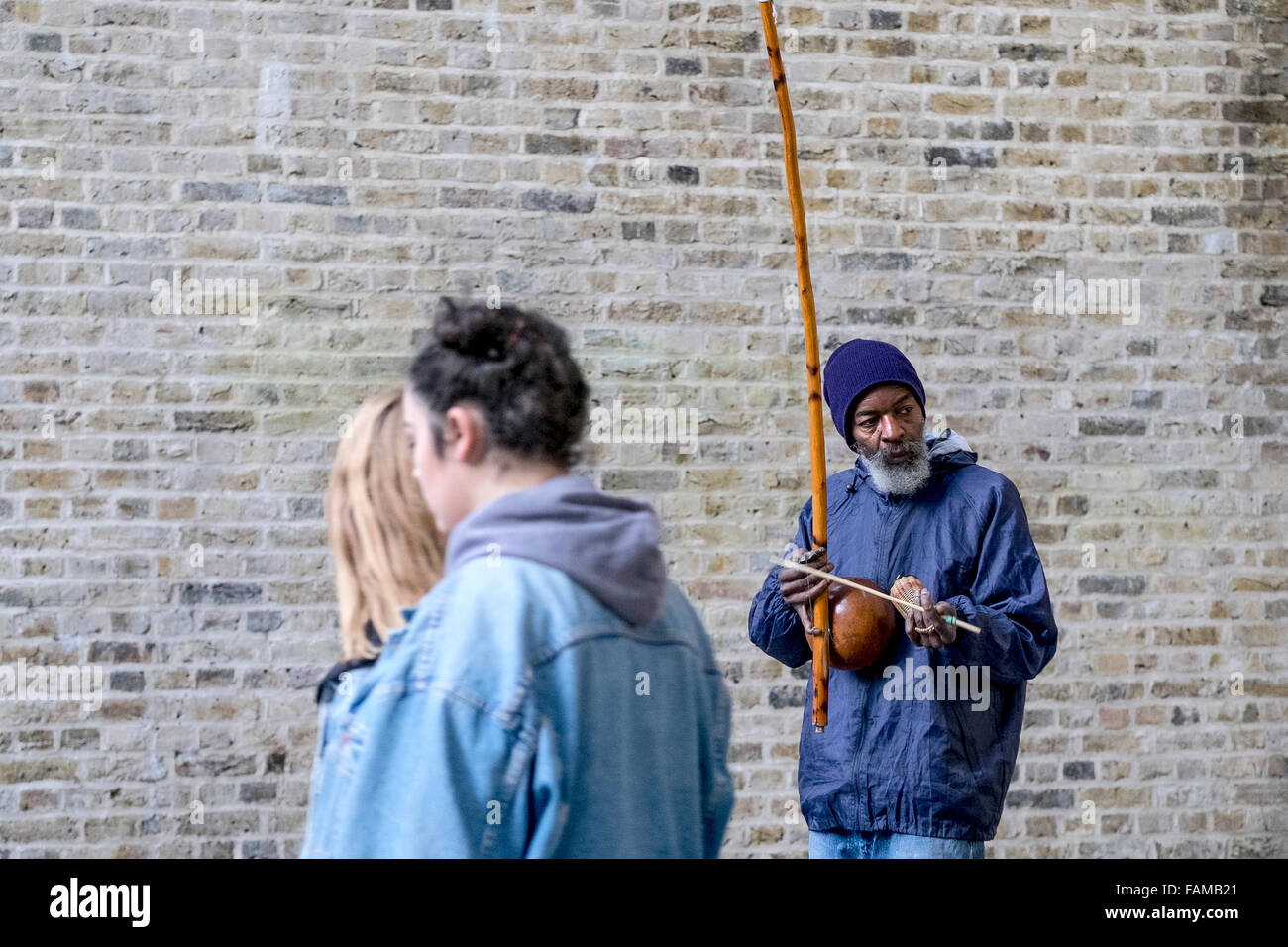 Rabimsha spielt auf der South Bank in London einen Straßenmusiker Berimbau, einem traditionellen afrikanischen/brasilianisches Instrument. Stockfoto