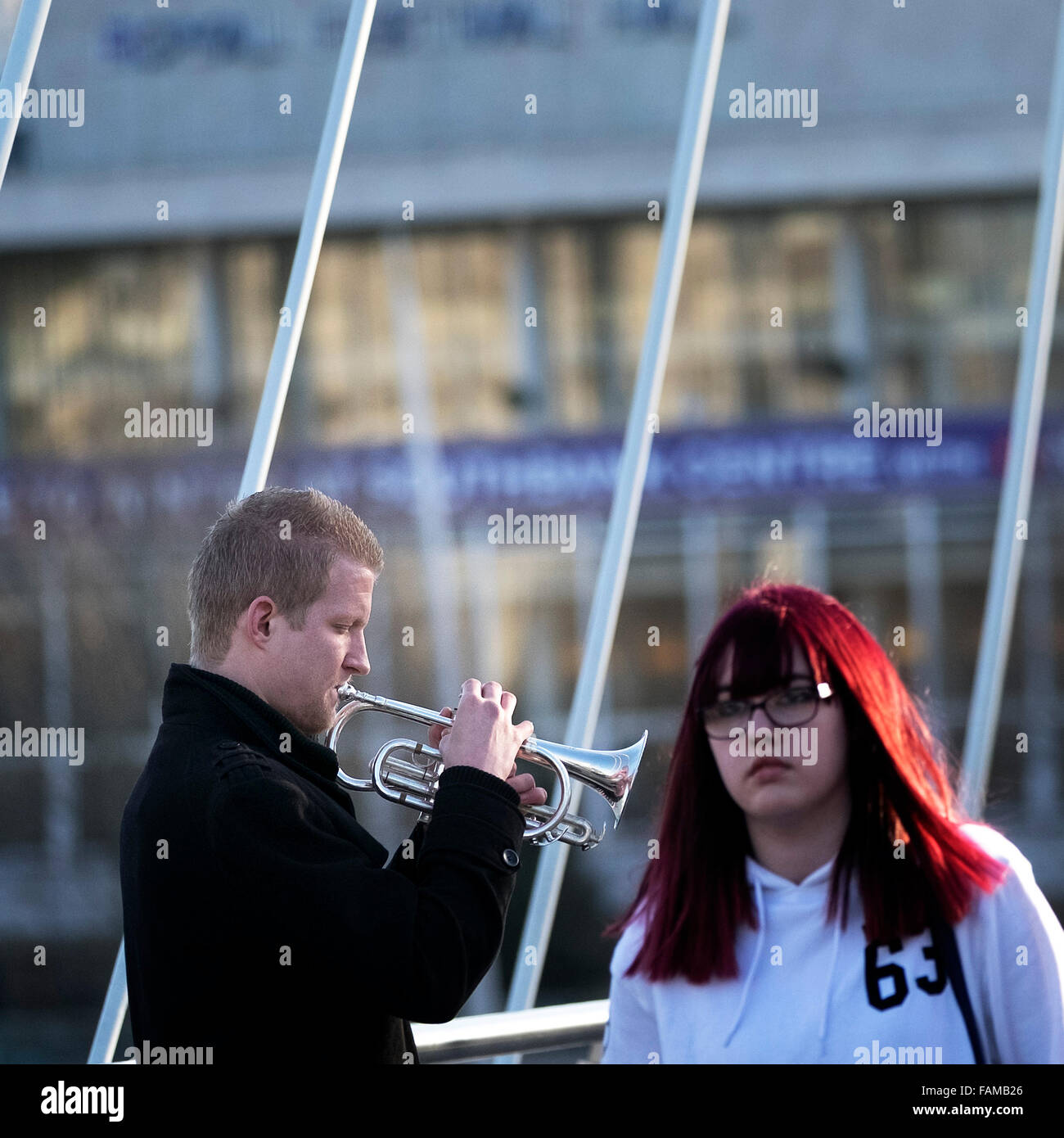 Ein Straßenmusikant spielt das Kornett in London. Stockfoto
