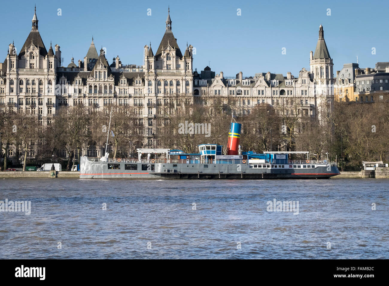 Tattershall Castle vor Anker vor Whitehall Court auf dem Damm in London. Stockfoto