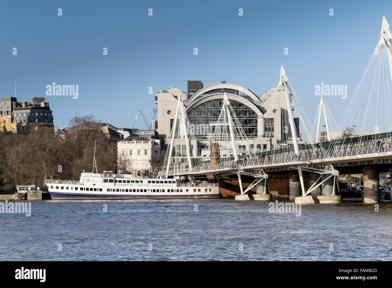 Hungerford Bridge an der Themse, gesehen von der South Bank in London. Stockfoto