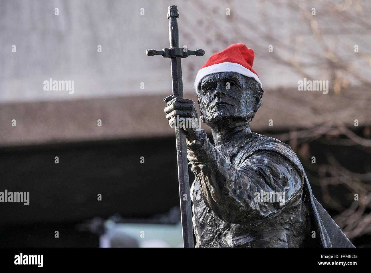 Eine Weihnachtsmann-Mütze platziert auf der Statue von Sir Laurence Olivier auf der South Bank in London. Stockfoto