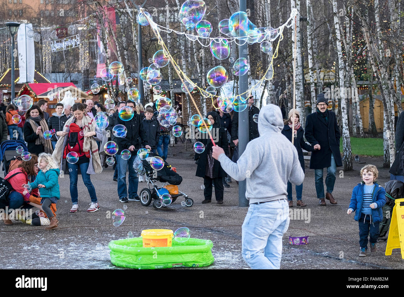 Eine Straße Entertainer entstehen Bläschen um Kinder und ihre Eltern auf der South Bank in London zu amüsieren. Stockfoto