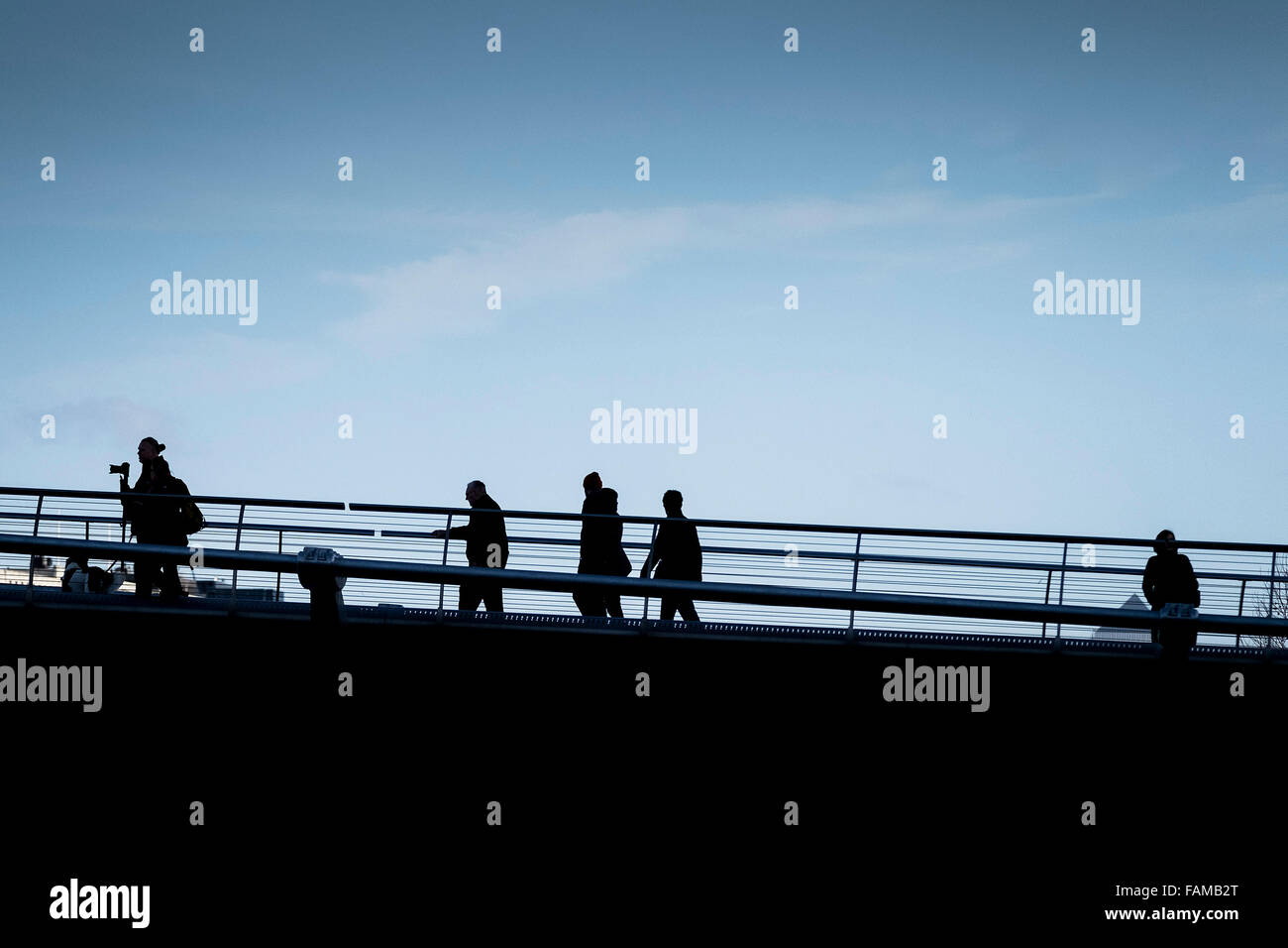 Die Silhouette des Menschen über die Millennium Bridge in London. Stockfoto