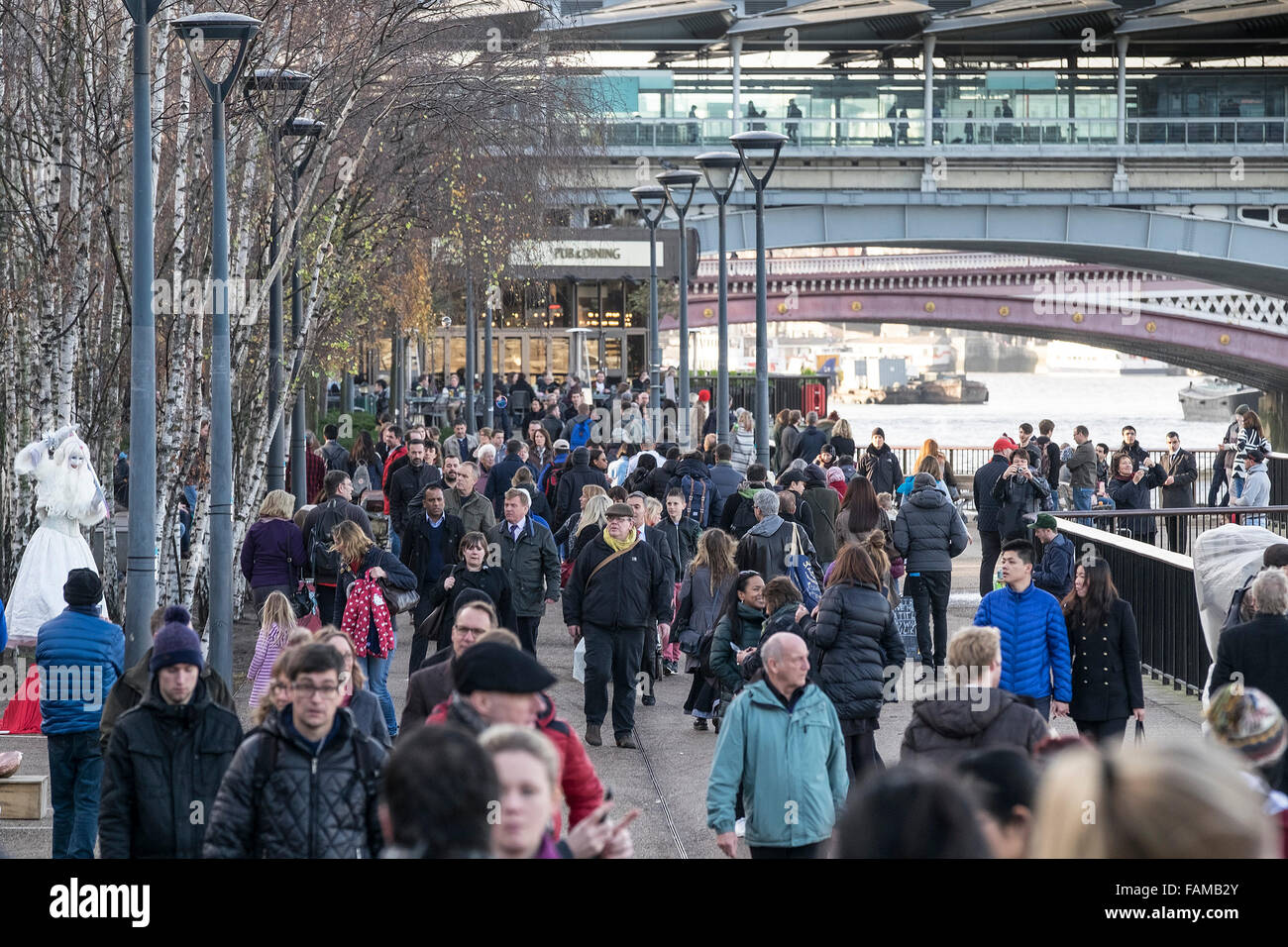 Massen von Menschen zu Fuß entlang der South Bank in London. Stockfoto