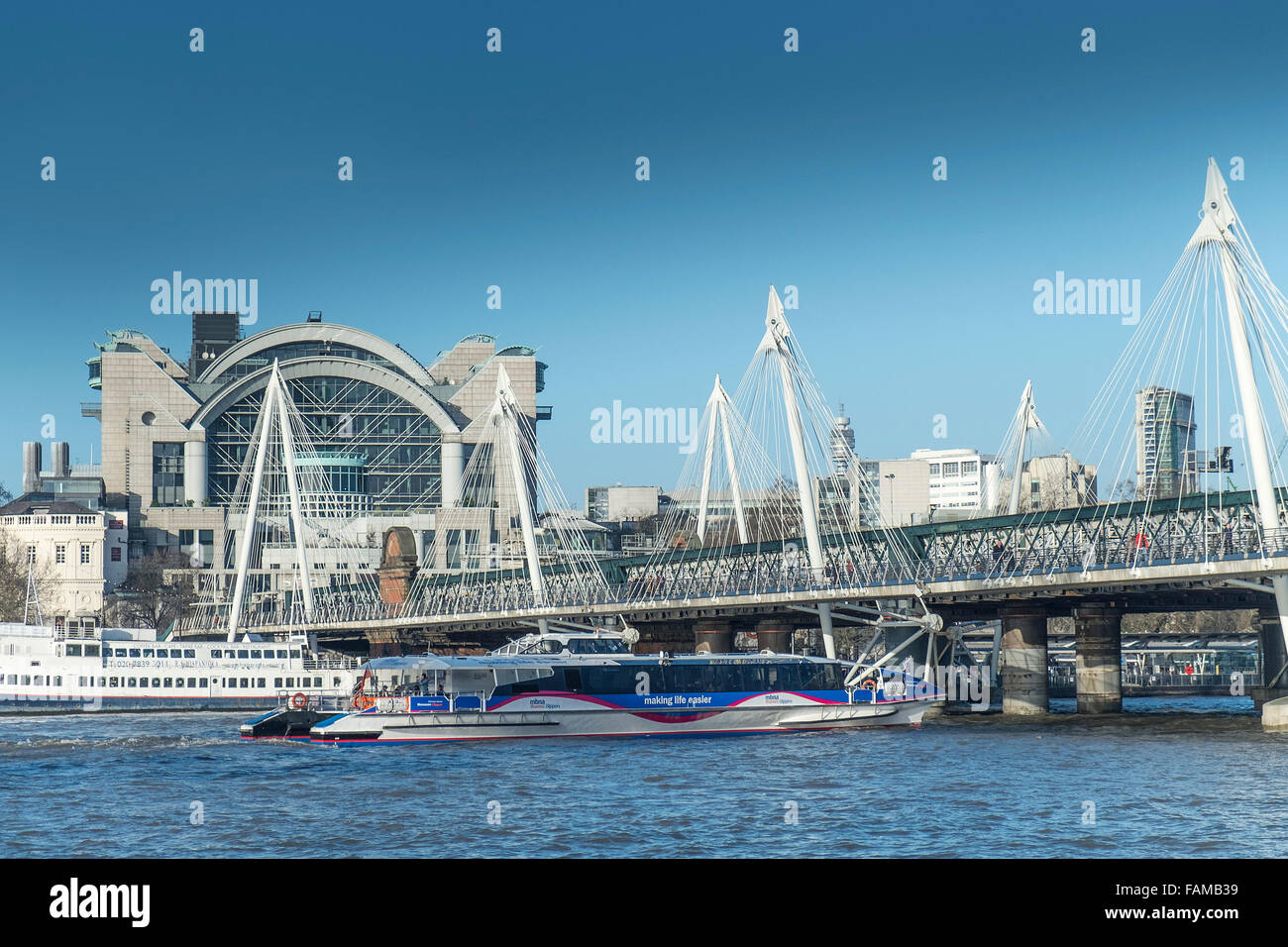 Die Thames Clipper, Monsoon dampfenden flussabwärts auf der Themse in London. Stockfoto