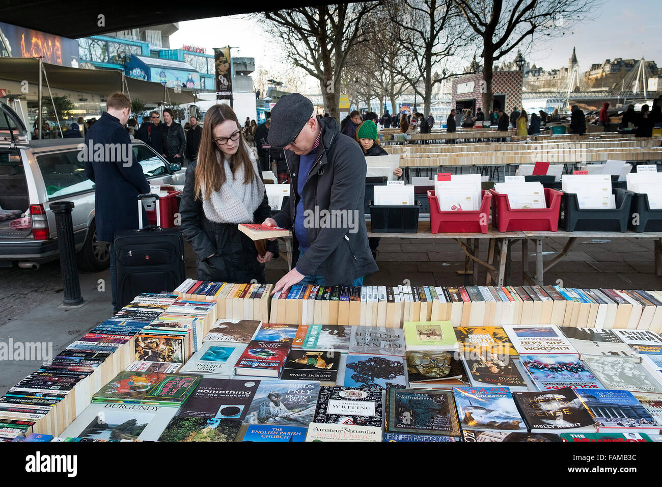 Menschen Surfen im Buchmarkt Southbank in London. Stockfoto
