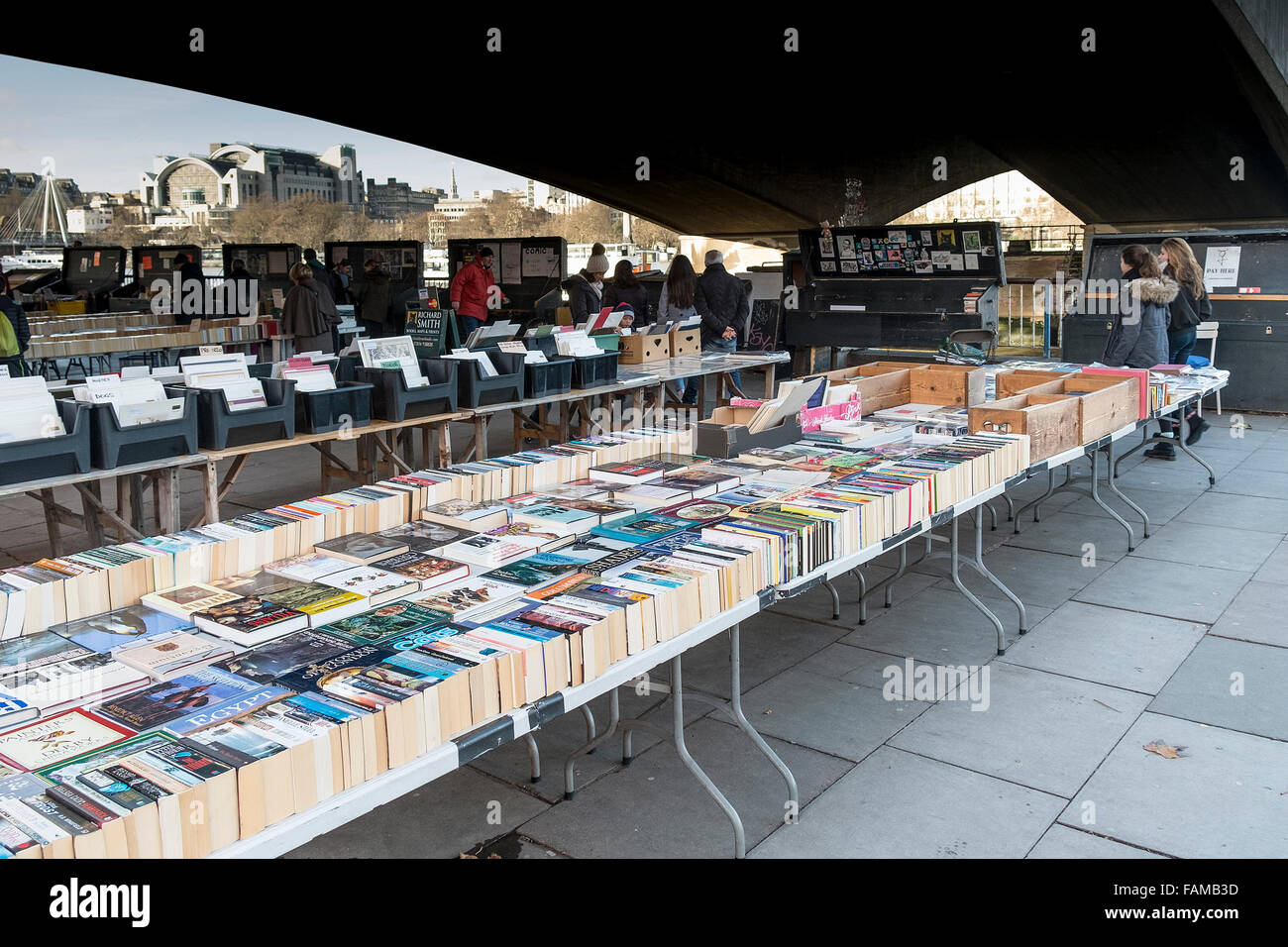 Der Buchmarkt auf der South Bank in London. Stockfoto