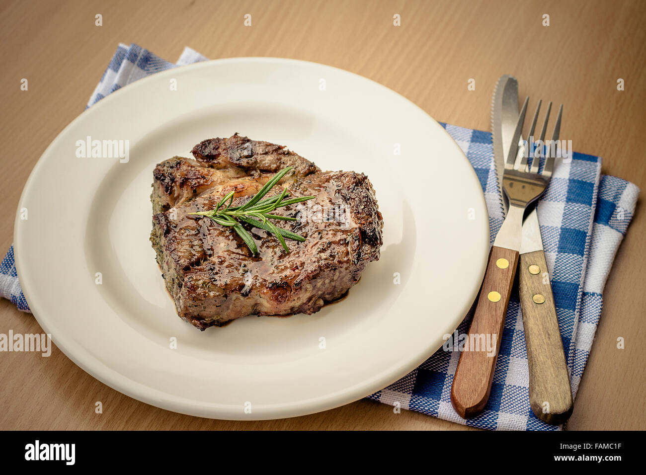 Saftig gegrillte Rib-Eye Steak mit Besteck, Retro-getönt Stockfoto