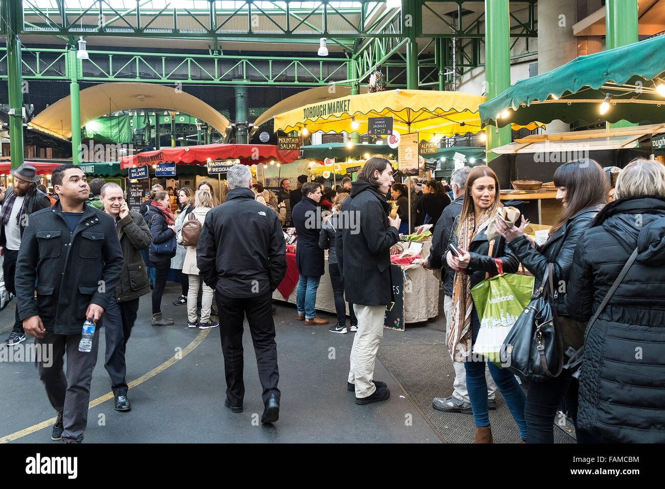 Käufer und Touristen in Borough Market in London. Stockfoto