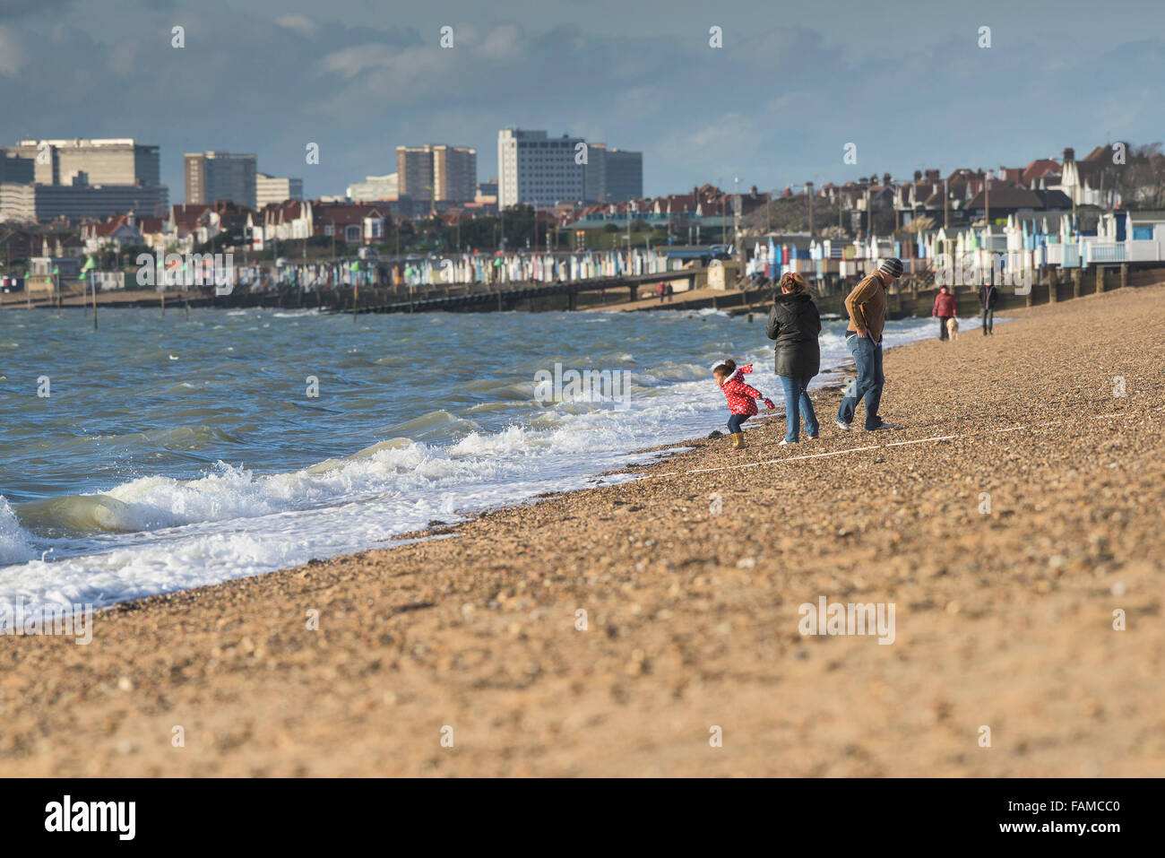 Eine Familie amüsieren sich am Strand von Thorpe Bay in Southend on Sea, Essex, England. Stockfoto