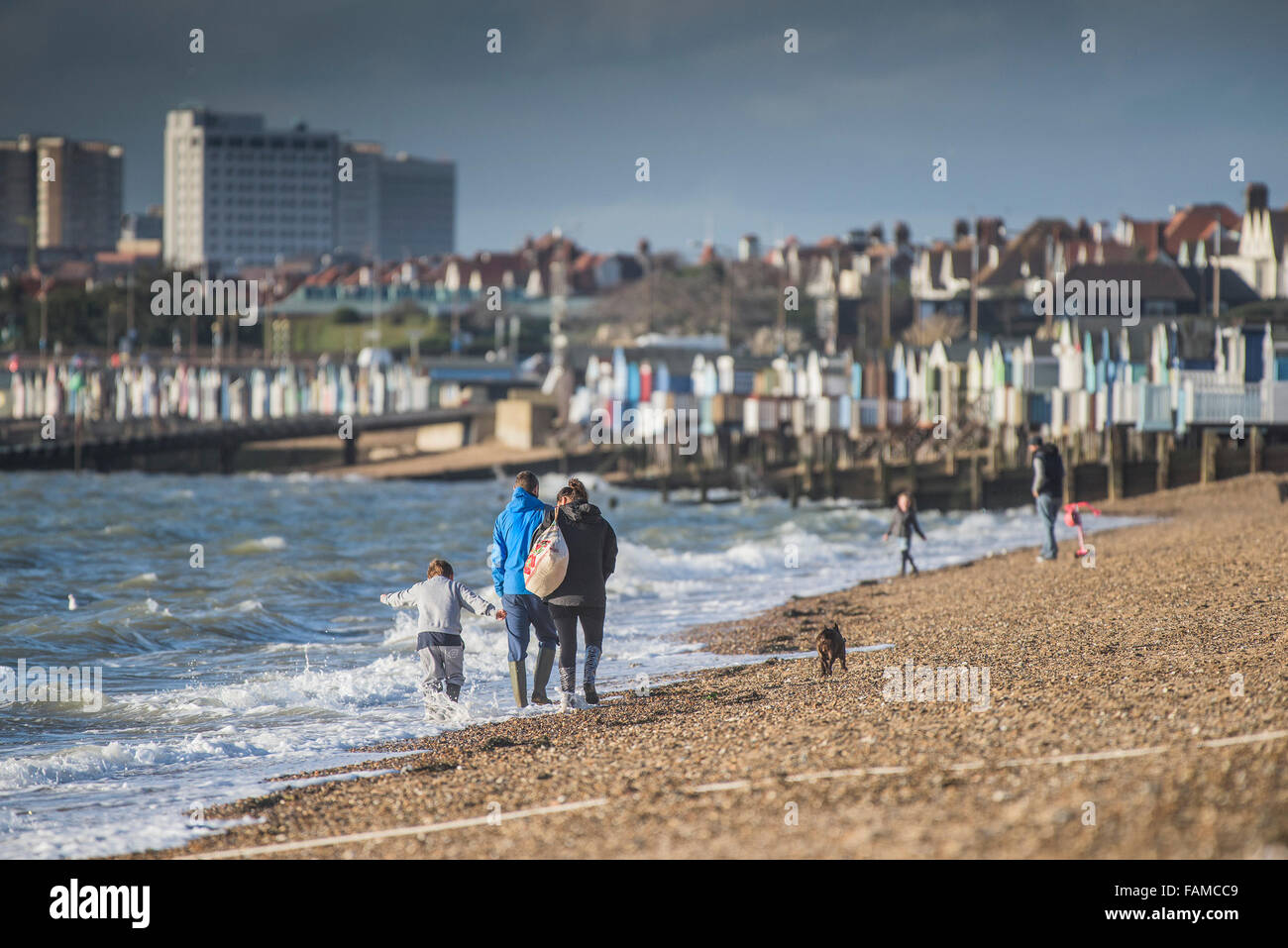 Eine Familienwanderung entlang der Küste von Thorpe Bay Beach in Southend on Sea, Essex, England. Stockfoto