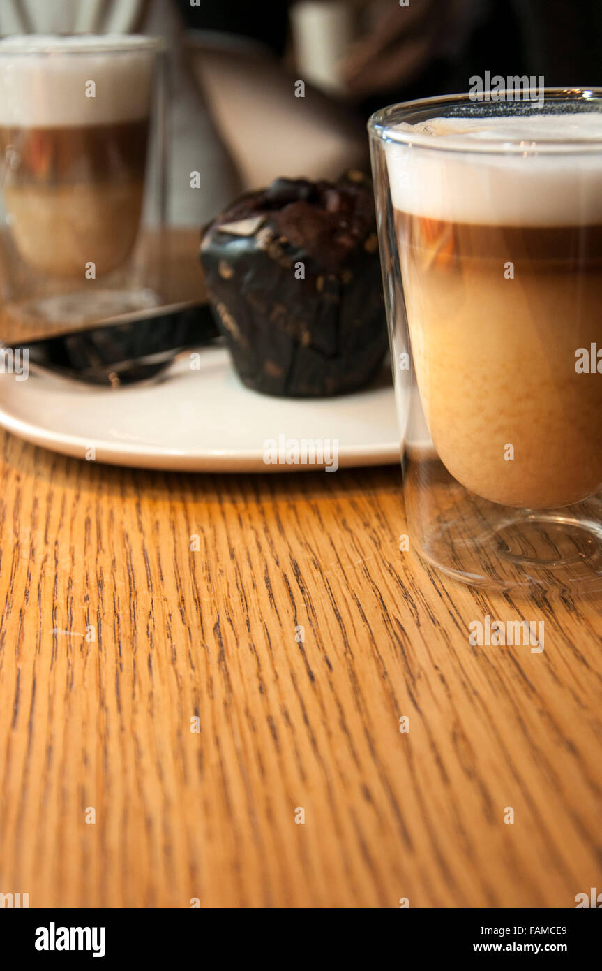 Café Latte bei Kaffeehaus am Tisch mit muffin Stockfoto