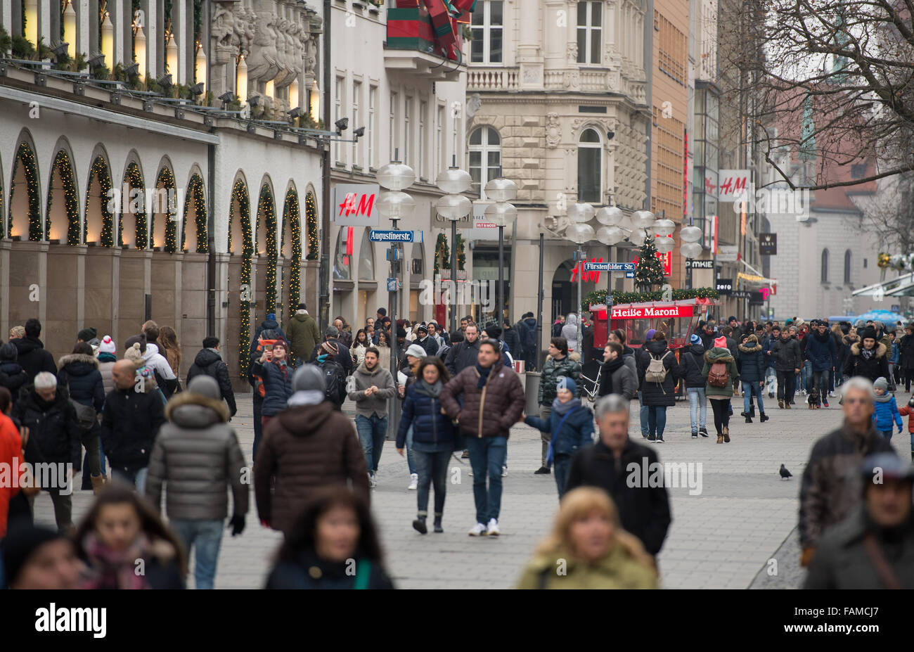 München, Deutschland. 1. Januar 2016. Die Menschen gehen durch die Innenstadt von München, 1. Januar 2016. Die Terror-Warnstufe in der südlichen deutschen Stadt München am 1. Januar 2016 hoch bleibt, erzählte der Polizei, Presse, nach einer Nacht, während die zwei Bahnhöfe inmitten Neujahrsfest wegen Sorgen über einen Angriff geschlossen werden musste. Foto: SVEN HOPPE/Dpa/Alamy Live News Stockfoto