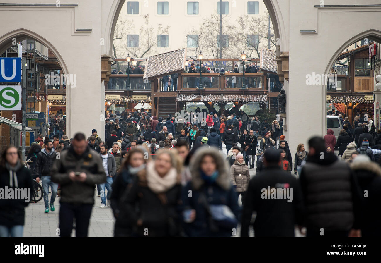 München, Deutschland. 1. Januar 2016. Die Menschen gehen durch die Innenstadt von München, 1. Januar 2016. Die Terror-Warnstufe in der südlichen deutschen Stadt München am 1. Januar 2016 hoch bleibt, erzählte der Polizei, Presse, nach einer Nacht, während die zwei Bahnhöfe inmitten Neujahrsfest wegen Sorgen über einen Angriff geschlossen werden musste. Foto: SVEN HOPPE/Dpa/Alamy Live News Stockfoto