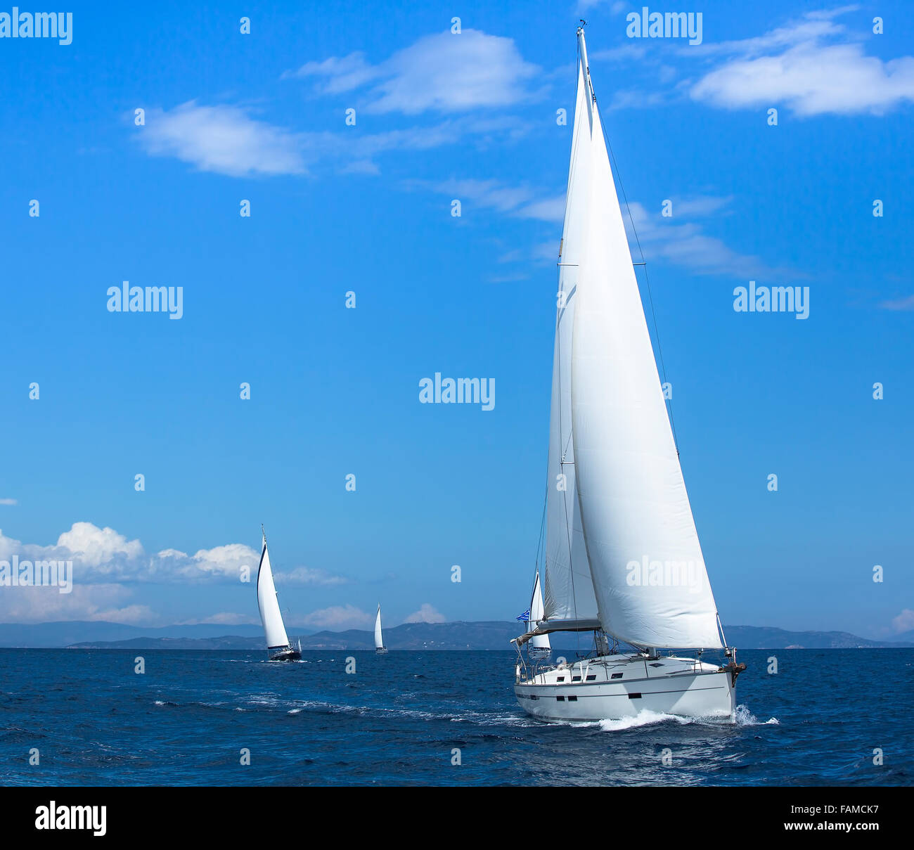 Segelschiffe Yachten mit weißen Segeln auf dem offenen Meer. Segel-Regatta. Stockfoto